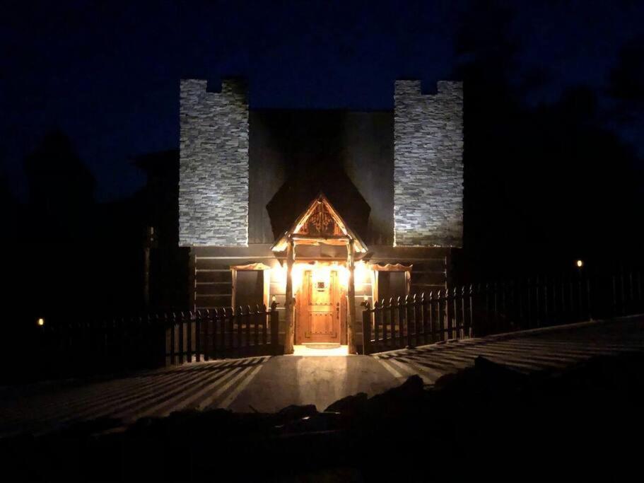 Вілла The Log Castle~Stunning Mountain Views~Hot Tub Сев'єрвілл Екстер'єр фото
