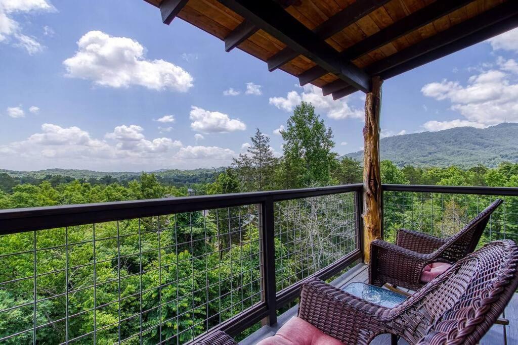 Вілла The Log Castle~Stunning Mountain Views~Hot Tub Сев'єрвілл Екстер'єр фото