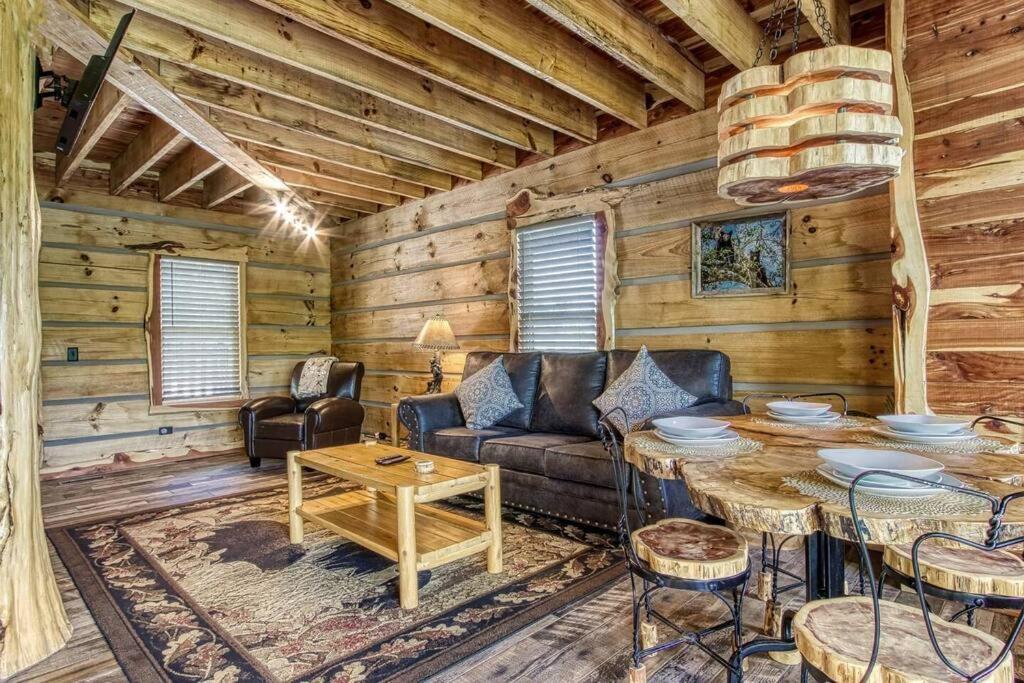Вілла The Log Castle~Stunning Mountain Views~Hot Tub Сев'єрвілл Екстер'єр фото