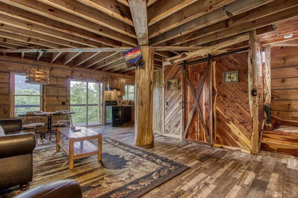 Вілла The Log Castle~Stunning Mountain Views~Hot Tub Сев'єрвілл Екстер'єр фото