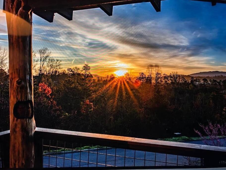 Вілла The Log Castle~Stunning Mountain Views~Hot Tub Сев'єрвілл Екстер'єр фото