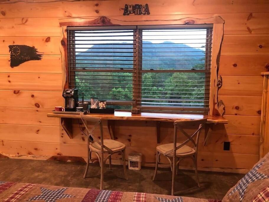Вілла The Log Castle~Stunning Mountain Views~Hot Tub Сев'єрвілл Екстер'єр фото
