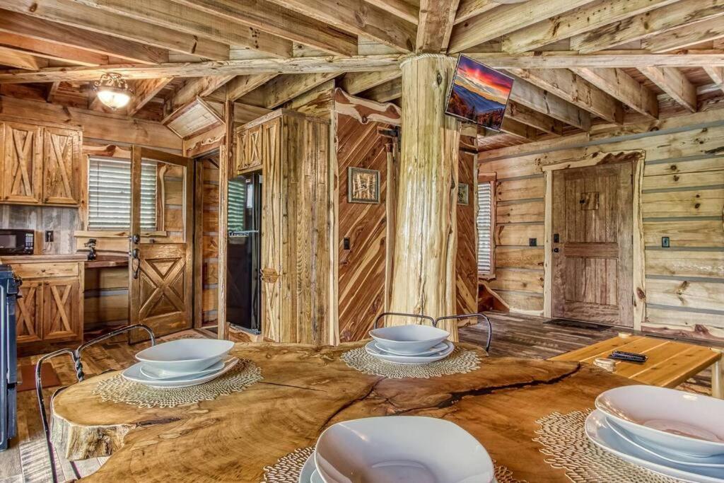 Вілла The Log Castle~Stunning Mountain Views~Hot Tub Сев'єрвілл Екстер'єр фото
