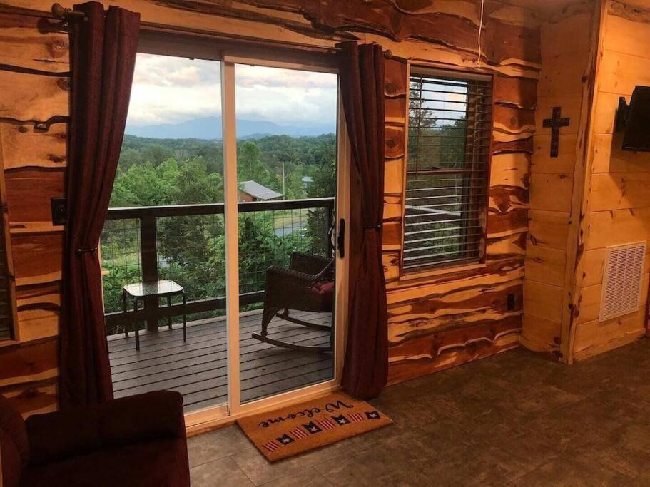 Вілла The Log Castle~Stunning Mountain Views~Hot Tub Сев'єрвілл Екстер'єр фото