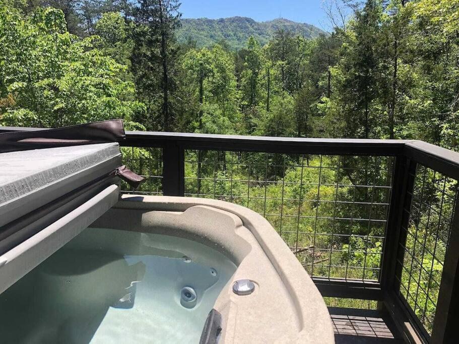Вілла The Log Castle~Stunning Mountain Views~Hot Tub Сев'єрвілл Екстер'єр фото