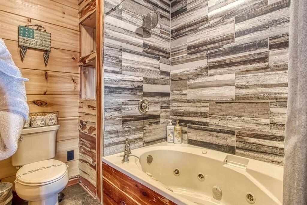 Вілла The Log Castle~Stunning Mountain Views~Hot Tub Сев'єрвілл Екстер'єр фото