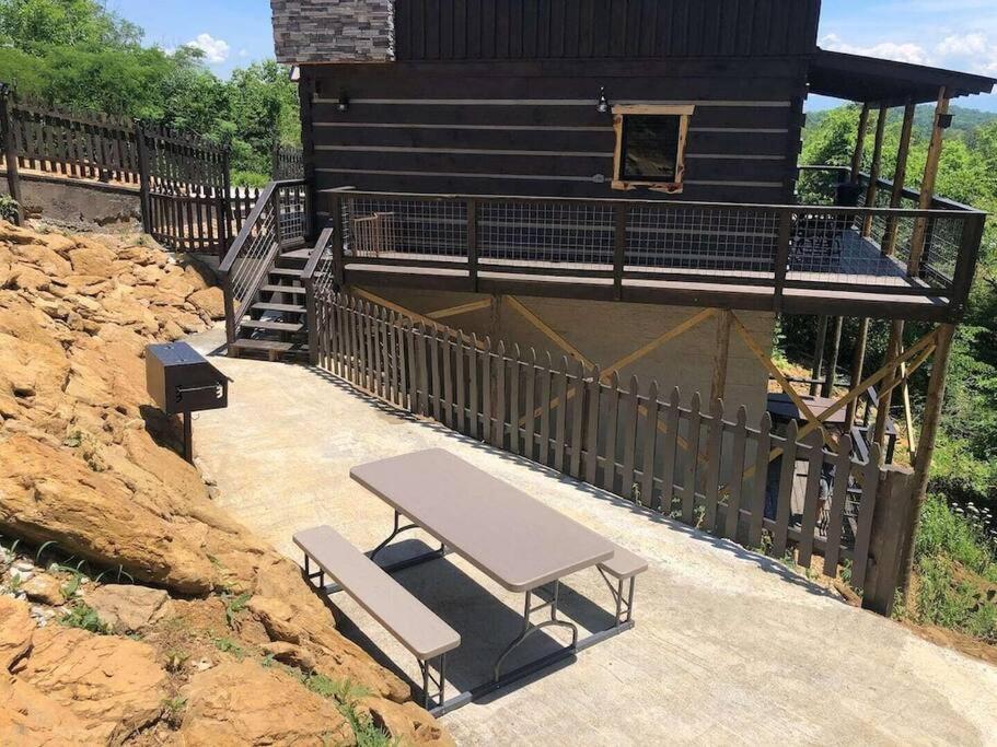 Вілла The Log Castle~Stunning Mountain Views~Hot Tub Сев'єрвілл Екстер'єр фото