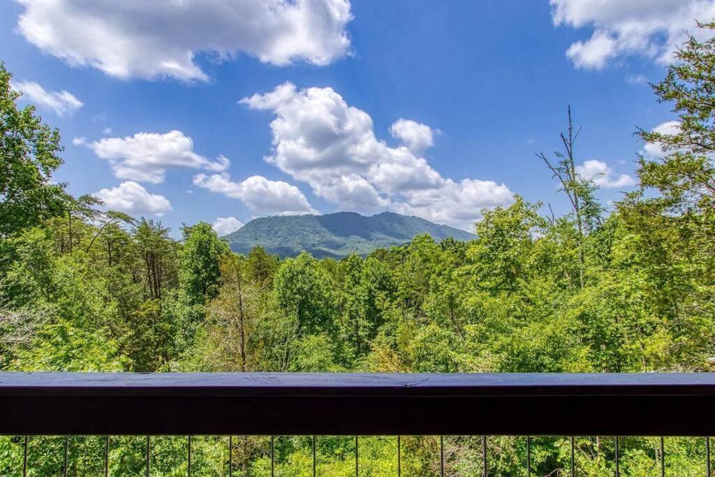 Вілла The Log Castle~Stunning Mountain Views~Hot Tub Сев'єрвілл Екстер'єр фото